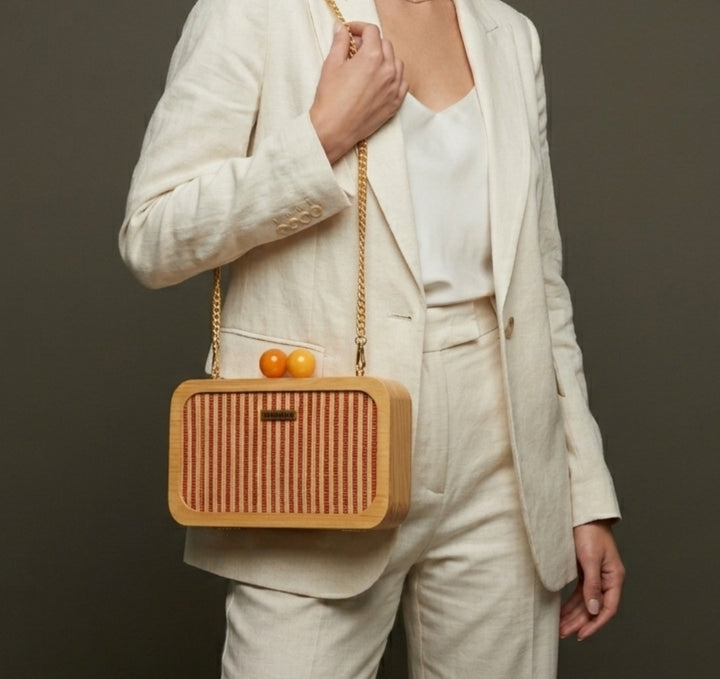 Clutch – Aira Woodline